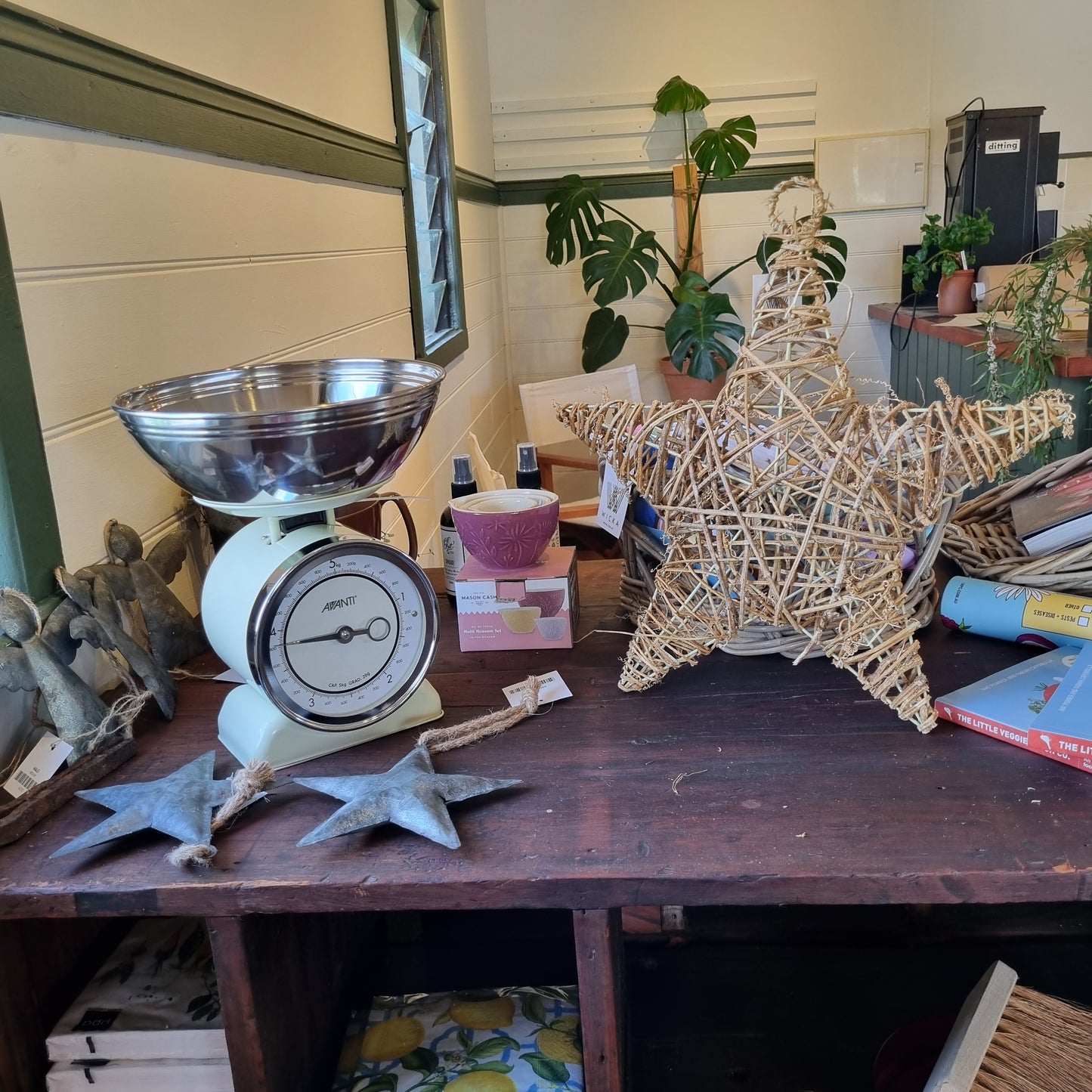 Vintage mechanical scale (up to 5 kg)