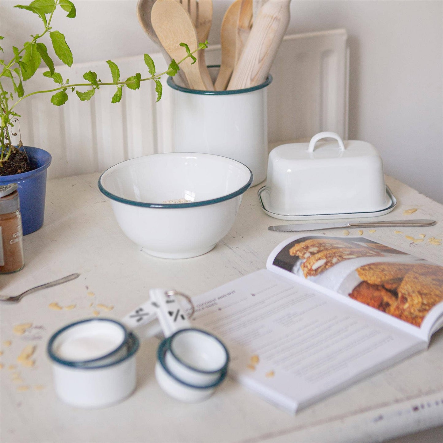4pc white enamel measuring cups set