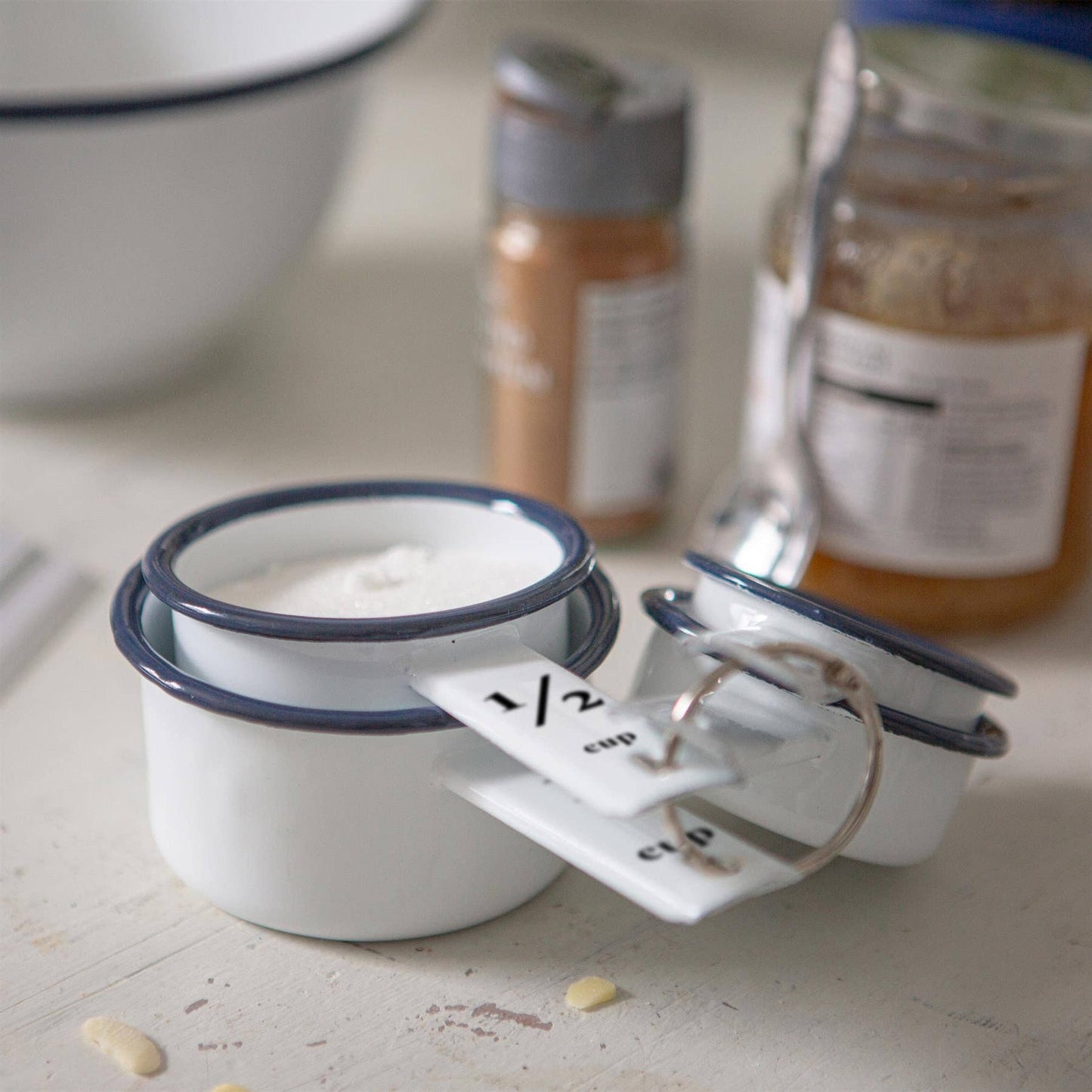 4pc white enamel measuring cups set