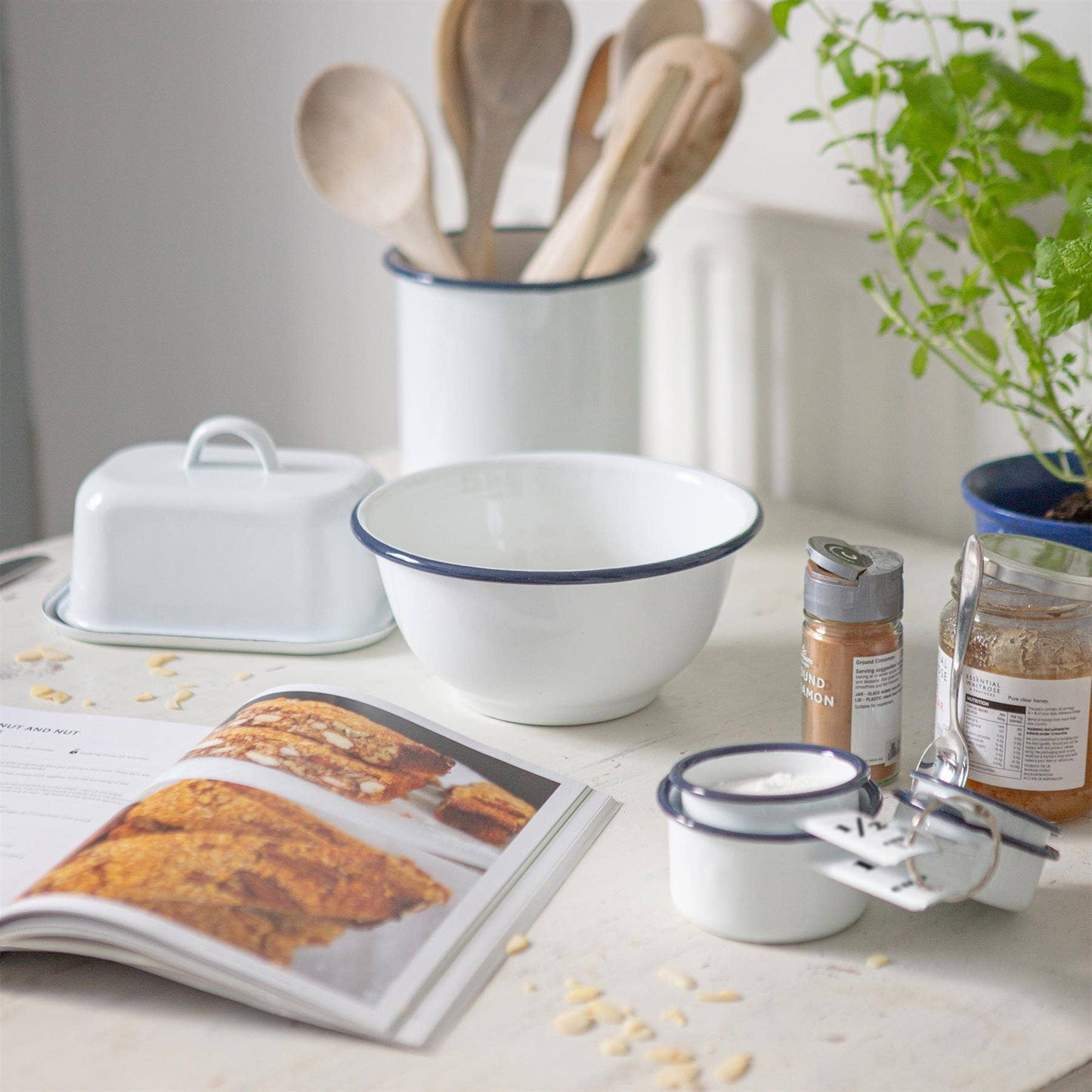 4pc white enamel measuring cups set
